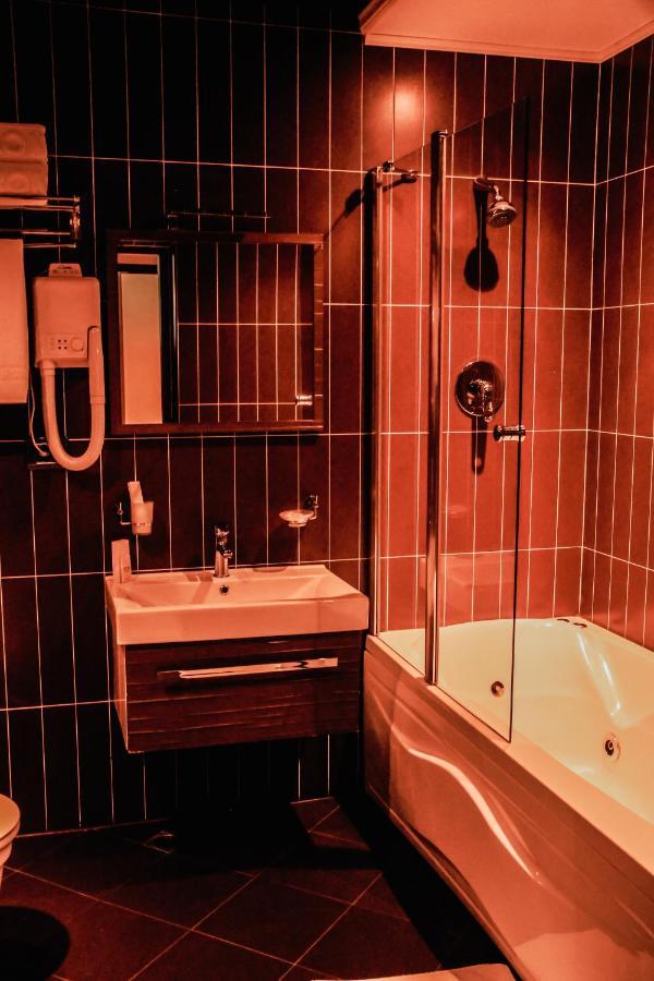 Iron Hotel Hokmeli Ngoại thất bức ảnh
